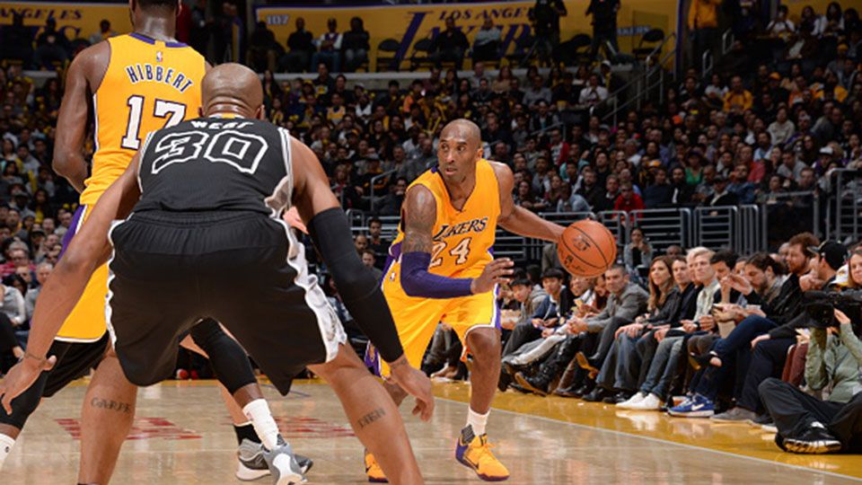 Mantan bintang LA Lakers, Kobe Bryant meninggal dunia akibat kecelakaan helikopter. Copyright: © 